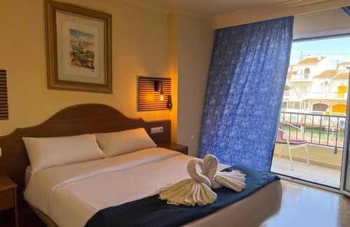 Empuriabrava Hotel | Discover Hotel Portofino: Pool, Spa & Family-Friendly Stays