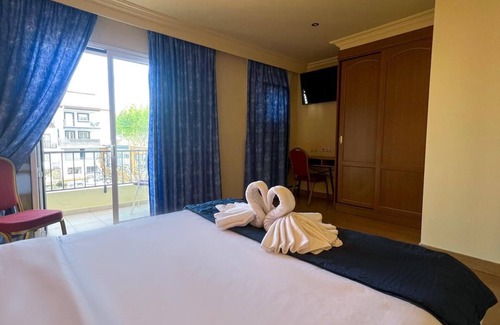 Empuriabrava Hotel | Discover Hotel Portofino: Pool, Spa & Family-Friendly Stays