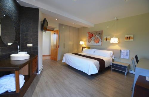 Monroyo Hotel | Experience Comfort at Posada Guadalupe with Hot Tub & Dining