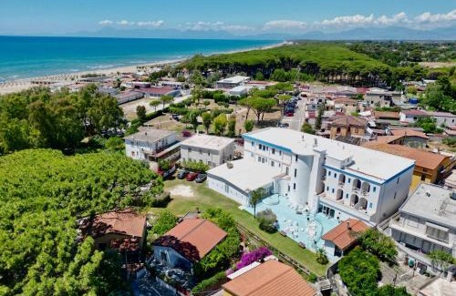 Paestum Hotel | Inviting Hotel Poseidonia Mare with Private Beach & Ocean View