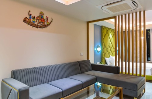 Jagdalpur Hotel | Discover Hotel Pratap Palace: Family-Friendly with Breakfast