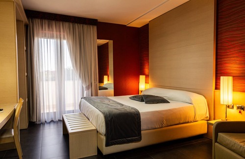 Marina di Varcaturo Hotel | Relax at Hotel Première: 4-Star Comfort with Spa & Pool