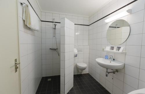 Earnewald Hotel | Hotel Princenhof: Family-Friendly Stay with Pool Access