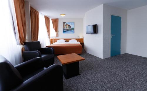 Earnewald Hotel | Hotel Princenhof: Family-Friendly Stay with Pool Access