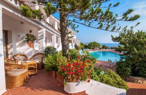 Baja Sardinia Hotel | Inviting Stay at Hotel Punta Est: Oceanfront & Pet Friendly