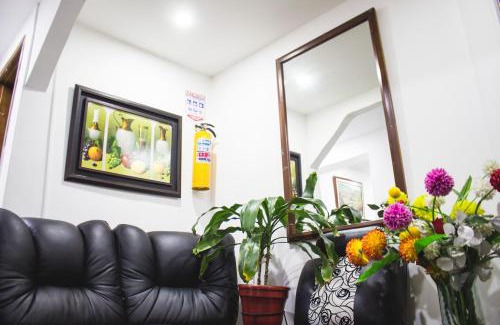 Fontibon Hotel | Budget-Friendly Hotel Punto 100 with Breakfast & Family Perks