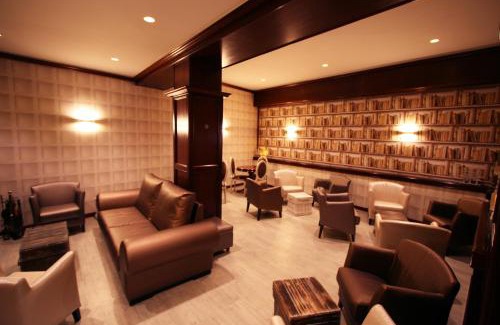 Andorra la Vella Hotel | Relax at Hotel Pyrénées: Oceanfront with Pool & Dining
