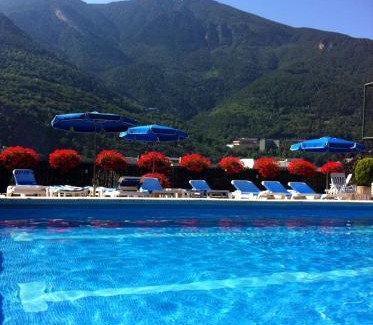 Andorra la Vella Hotel | Relax at Hotel Pyrénées: Oceanfront with Pool & Dining
