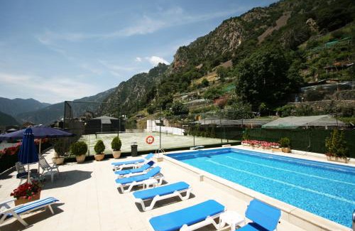 Andorra la Vella Hotel | Relax at Hotel Pyrénées: Oceanfront with Pool & Dining