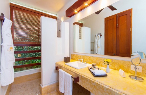 Centro Hotel | Discover Hotel Quadrifolio: 4-Star Oasis with Spa & Pool