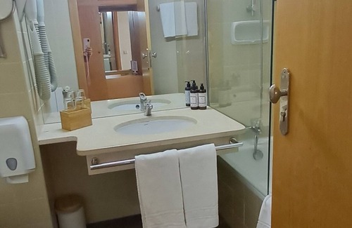 Vila Real Hotel | Relax at Hotel Quinta do Paço with Pool & Spa Amenities
