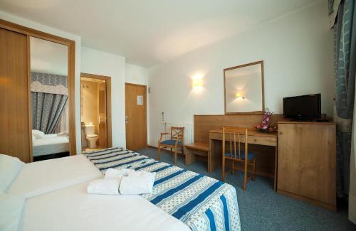 Meano Hotel | Relaxing Oceanfront Stay at Hotel Ría Mar with Pool Access