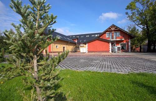 gmina Czernica Hotel | Discover Hotel Róża: Family-Friendly with Breakfast Included