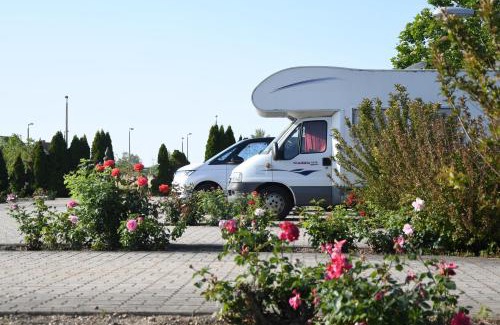 Hegyeshalom Apartment | Inviting Stay at Hotel Rózsa Csárda Bungalow & Caravan Park