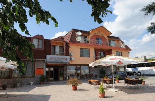 Voyvodinovo Hotel | Oceanfront Escape at Complex Racic with Pool & Restaurant