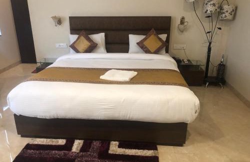 Varanasi Bed & Breakfast | Cozy Hotel Radiance Courtyard with Oceanfront Amenities