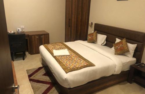 Varanasi Bed & Breakfast | Cozy Hotel Radiance Courtyard with Oceanfront Amenities