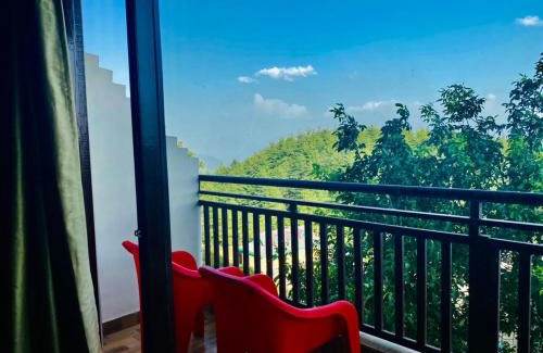 Shilon Bagh Hotel | Experience Hotel Radium Valleyview: 4-Star Pet-Friendly Stay