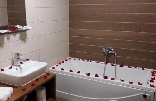 Bosanska Dubica House | Hotel Rafaelo: Family-Friendly Haven with Breakfast & Hot Tub