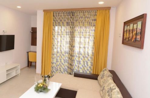 Bosanska Dubica House | Hotel Rafaelo: Family-Friendly Haven with Breakfast & Hot Tub