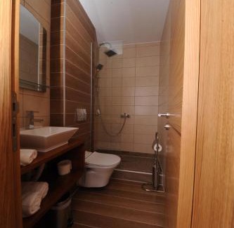 Bosanska Dubica House | Hotel Rafaelo: Family-Friendly Haven with Breakfast & Hot Tub