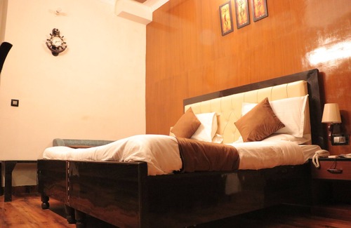 Barli Hotel | Explore Hotel Rajat Residency: Family-Friendly Stay with Breakfast