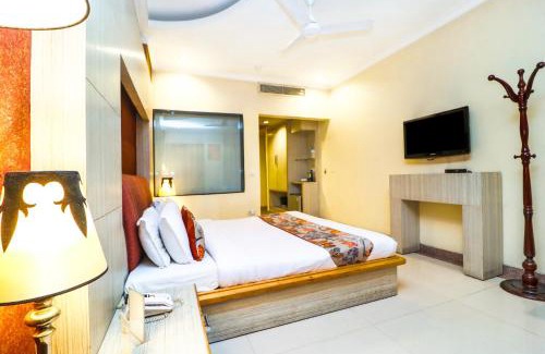 Industrial Area Phase I Hotel | Relaxing Retreat at Hotel Rajshree & Spa with Hot Tub