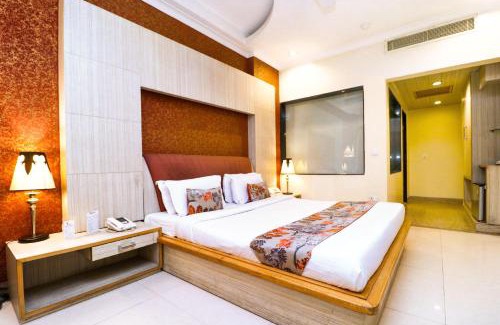 Industrial Area Phase I Hotel | Relaxing Retreat at Hotel Rajshree & Spa with Hot Tub