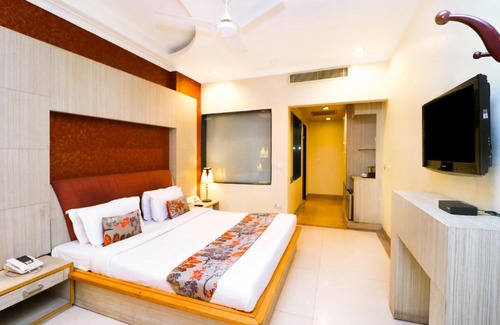 Industrial Area Phase I Hotel | Relaxing Retreat at Hotel Rajshree & Spa with Hot Tub