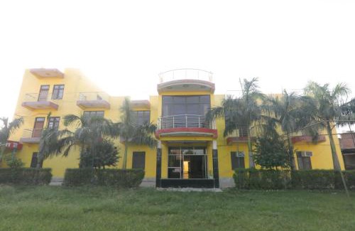 Derapur Apartment | Budget-Friendly Hotel Ram Palace: Pet & Child Friendly Stays