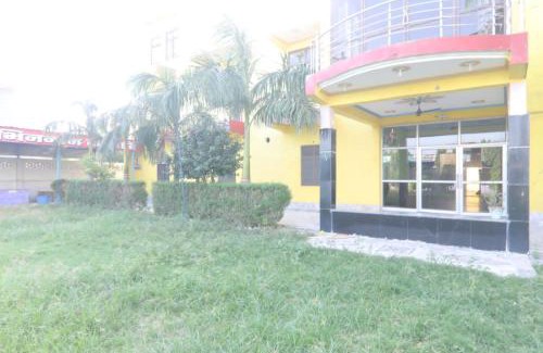 Derapur Apartment | Budget-Friendly Hotel Ram Palace: Pet & Child Friendly Stays