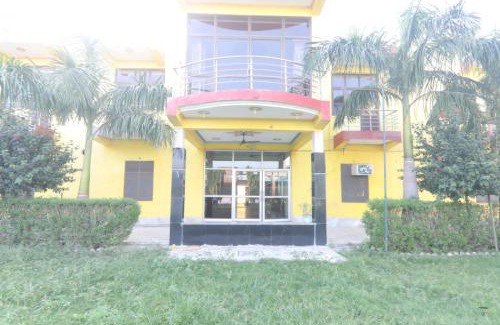 Derapur Apartment | Budget-Friendly Hotel Ram Palace: Pet & Child Friendly Stays