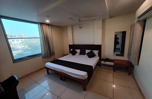 Sindhi Camp Hotel | Budget-Friendly Stay at Hotel Rashika Palace with Breakfast