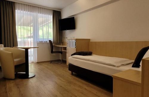 Fusch an der Grossglocknerstrasse Hotel | Discover Hotel-Restaurant Lampenhäusl: Pet-Friendly Retreat