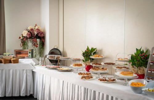 Historic Center Hotel | Pet-Friendly Retreat at Hotel Re Enzo with Breakfast & Hot Tub