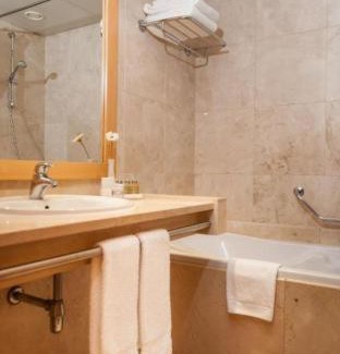 Sao Sebastiao da Pedreira Hotel | Elegant Hotel Real Palacio: 5-Star Comfort Awaits You