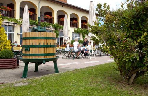 Großjena Hotel | Inviting Hotel Rebschule: Pet-Friendly & Family Amenities