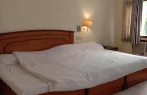 Rakabganj Hotel | Affordable Hotel Regency By WB Inn - Family & Accessible Stays