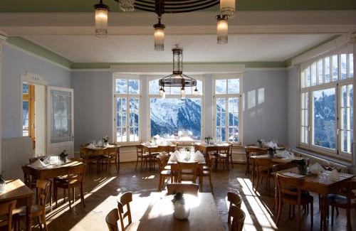Murren Hotel | Discover Hotel Regina: Pet-Friendly with Breakfast Included