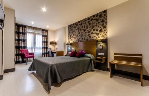 Cadiz Hotel | Elegant Hotel Regio Cádiz: Family-Friendly with Dining Options