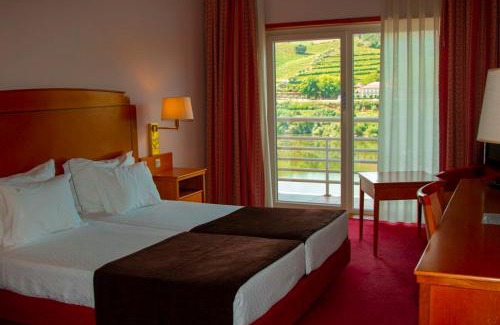 Peso da Regua Hotel | Inviting Hotel Regua Douro with Oceanfront Pool Access