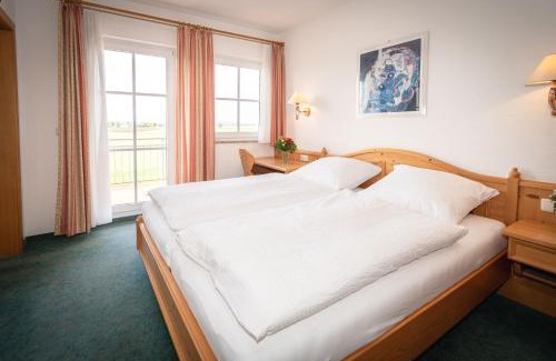 Gunzenhausen House | Pet-Friendly Retreat at Hotel Reich am Schnackensee