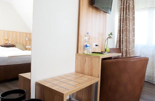 Wolfschlugen Hotel | Cozy Hotel Reinhardtshof Garni: Child Friendly & Breakfast Included