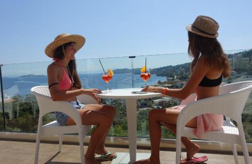 Skiathos Town Hotel | Oceanfront Hotel Rene with Pool & Child-Friendly Amenities