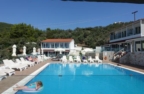 Skiathos Town Hotel | Oceanfront Hotel Rene with Pool & Child-Friendly Amenities