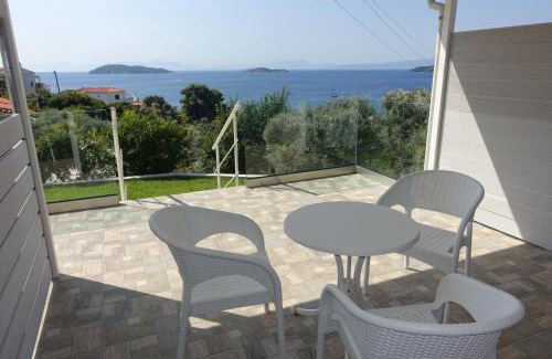 Skiathos Town Hotel | Oceanfront Hotel Rene with Pool & Child-Friendly Amenities