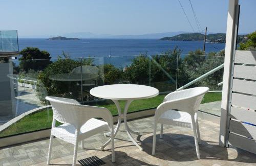 Skiathos Town Hotel | Oceanfront Hotel Rene with Pool & Child-Friendly Amenities