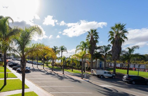 Renmark Hotel | Relax at Hotel Renmark: Oceanfront Pool with Family Amenities