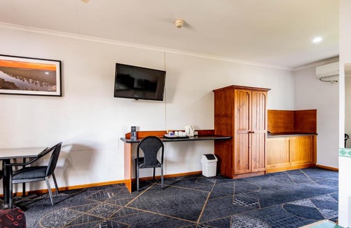 Renmark Hotel | Relax at Hotel Renmark: Oceanfront Pool with Family Amenities