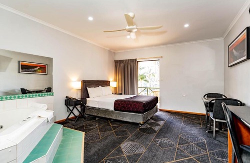Renmark Hotel | Relax at Hotel Renmark: Oceanfront Pool with Family Amenities